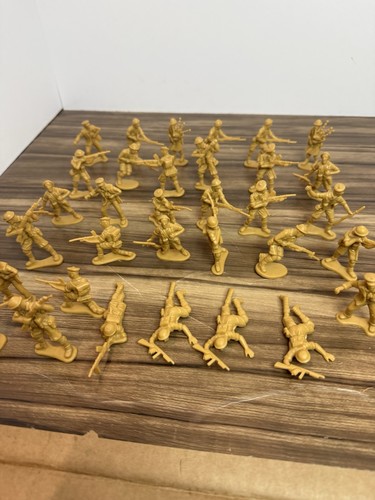 Toy soldiers figures - soldiers, 33