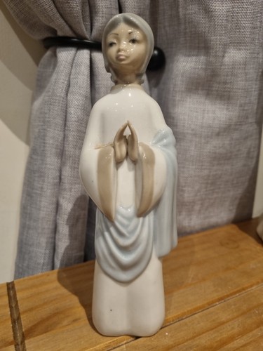 Casades figure girl kneeling - casades,