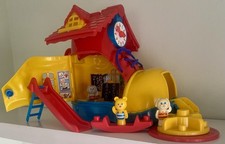 Matchbox Vintage 1983 Boot Shoe Play School House Red & Yellow With Accessories