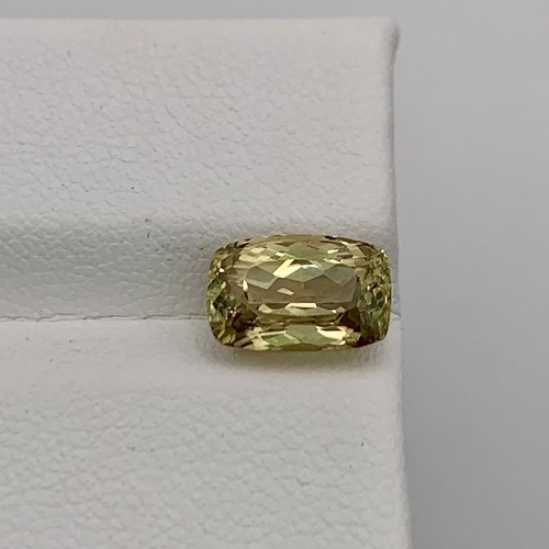 Diaspore zultanite gem grade - /,