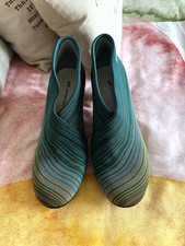United Nude  UK 6 mid fold shoes green & blue multi stripe