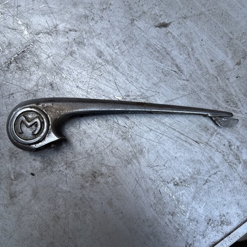Morris minor bonnet badge - morris,