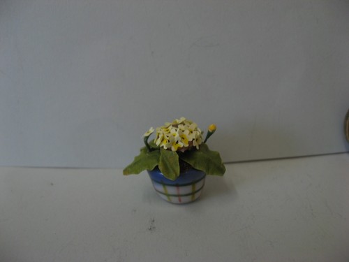 Dolls house pale yellow - 1/12,