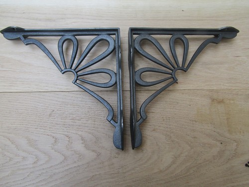 Pair daisy cast - of,