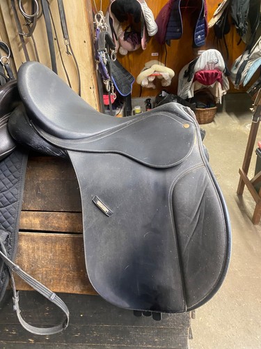 Black wintec saddle - black,