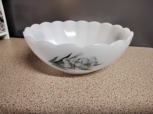 Vtg arcopal scalloped flower - scalloped,