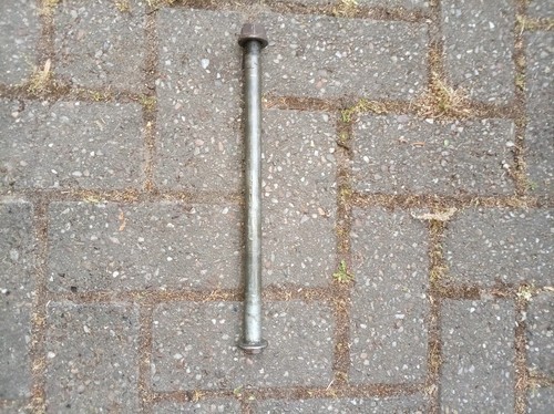 Rear wheel axle quick release