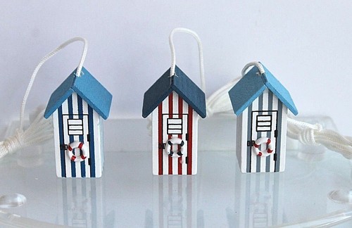 Wooden beach hut - pull, cord