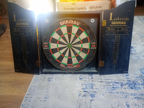 Winmau blade dart board - dart,