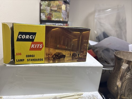 Corgi model kits 606 - model, lamp