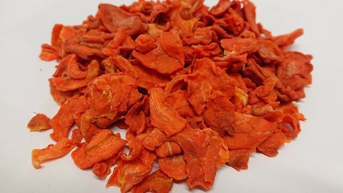 Natural dried carrot flakes