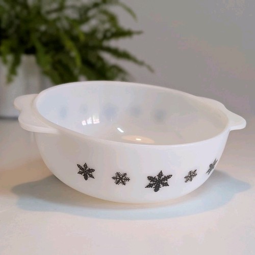 Pyrex snowflake eared serving - eared,