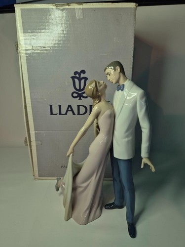 Boxed lladro happy anniversary - boxed,