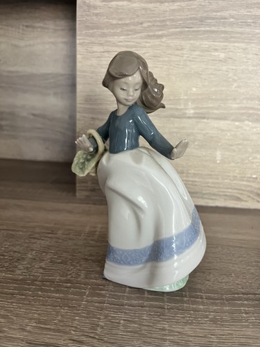 Nao girl with flowers - with, flowers’