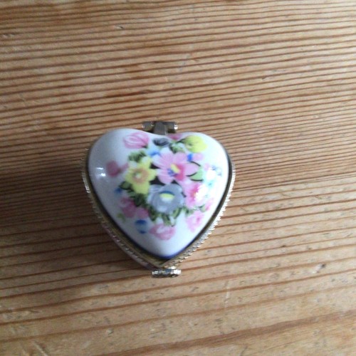 Lovely vintage ceramic trinket - lovely,