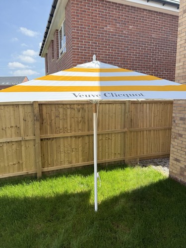Veuve clicquot champagne - veuve,