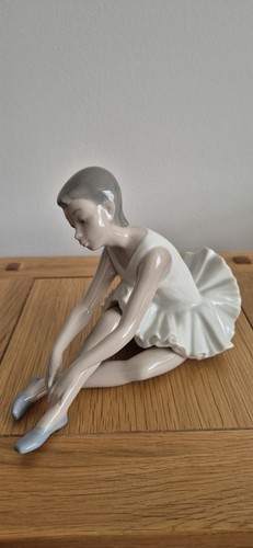 Nao sitting ballerina - sitting,