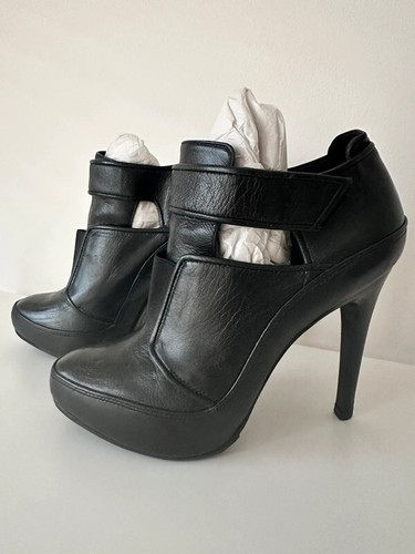 Pied terre black - a,