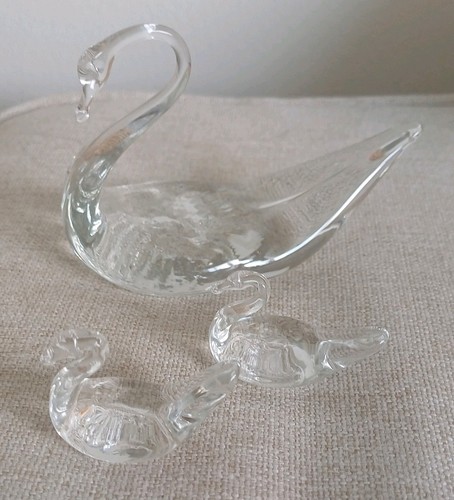Lovely vintage art glass - lovely, swan