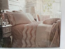 STAR Julien Macdonald Pink