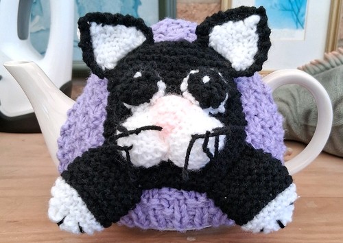 Hand knitted black cat - hand, tea