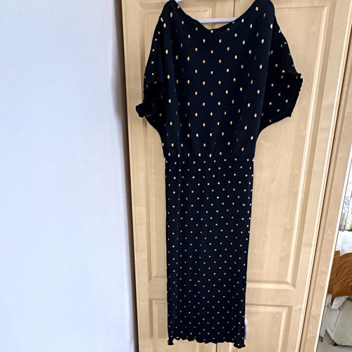 Never fully dressed black - fully, black/gold