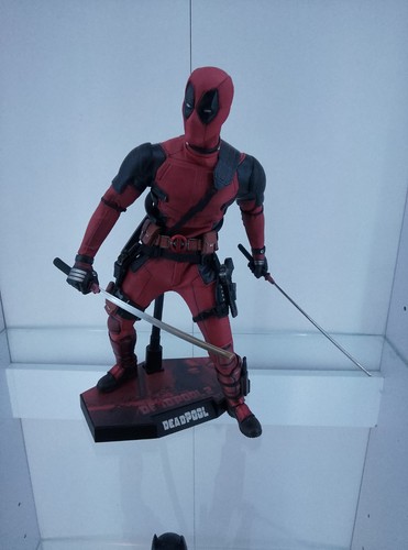 Hot toys deadpool read - hot,