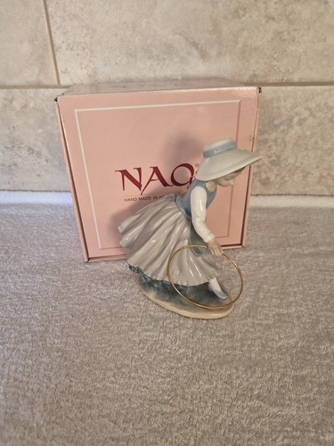 Nao lladro girl - by,