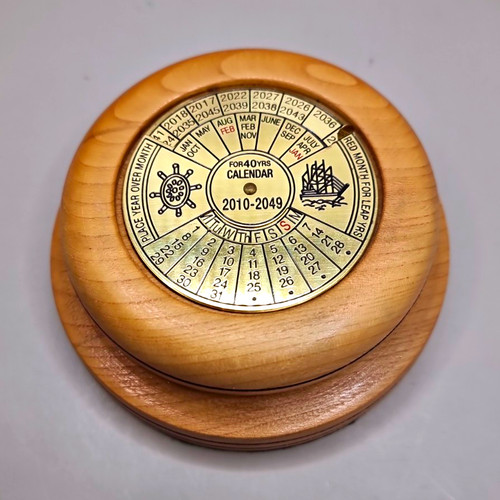 Perpetual wooden desk calendar - wooden,