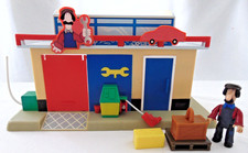 POSTMAN PAT - TED GLEN FIGURE WITH TED'S GARAGE, PALLET, CRATE AND BOX