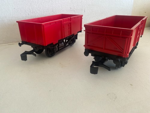 Two red triang gauge 0 - two,