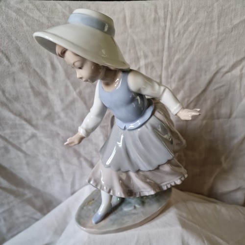 Nao lladro figurine girl - figurine, "girl