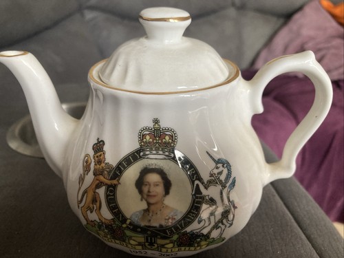 Golden jubilee qeii teapot - -,