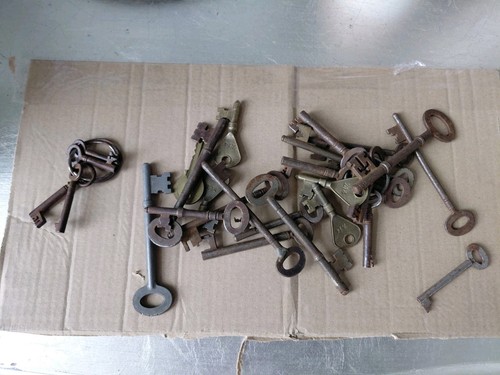 Vintage metal keys joblot key - vintage,