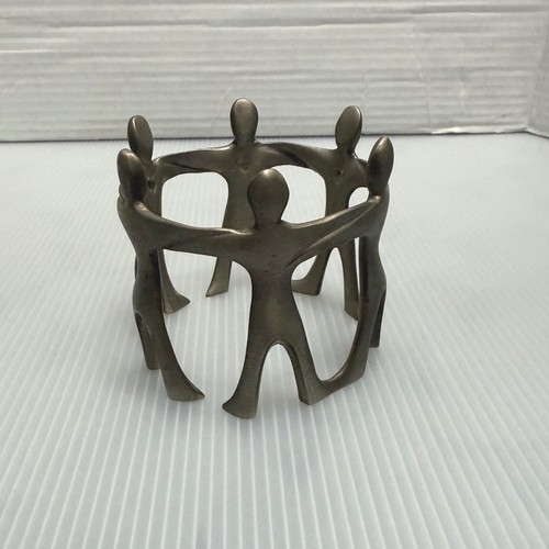 Circle friends sculpture - of,