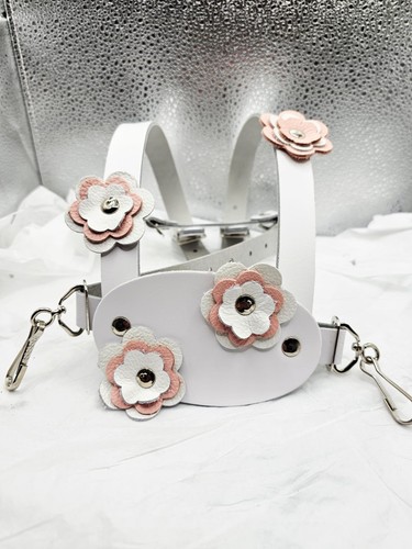 White leather toddler - , walking