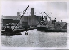 1964 Press Photo Giant crane aboard Hilde Mittmann at Jones Island. - mja95372