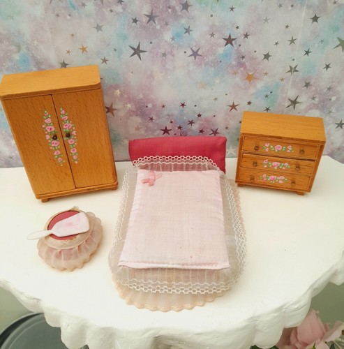 Vintage dolls house bedroom - dolls,