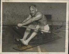 1923 Press Photo Clarence MacGregor of New York Practices on a Rowing Machine