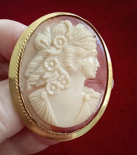 Lovely vintage jewellery gold - lovely,
