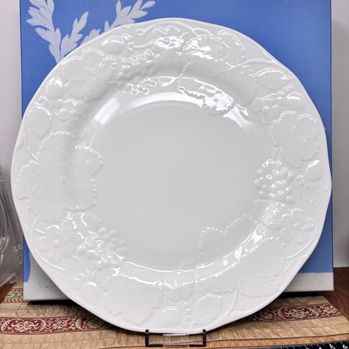Wedgwood strawberry vine - vine, plate