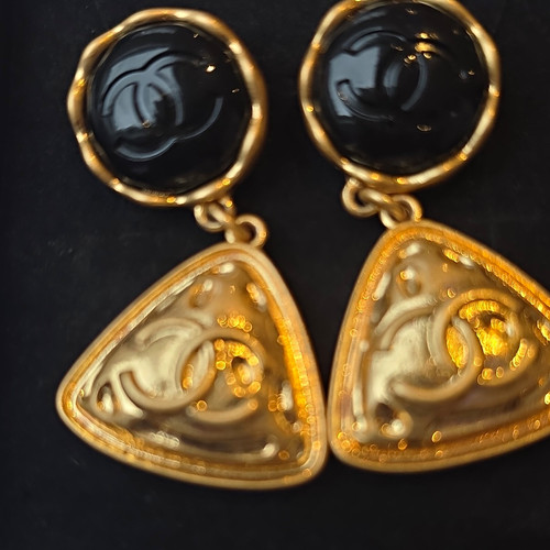 Chanel black gold plated - black,