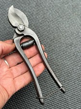 VINTAGE GARDENERS SECATEURS
