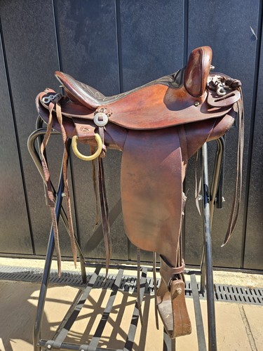Red ranger western saddle - red,