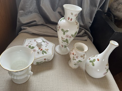 Wedgwood wild strawberry bone - strawberry,