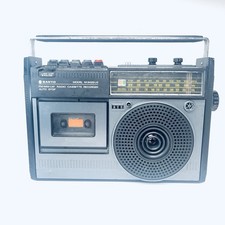 Vintage Sanyo M2422LG Radio