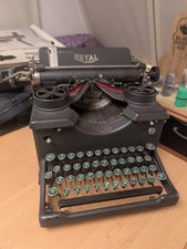 Vintage Royal Typewriter –