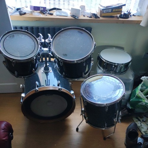 Yamaha drum kit - ,