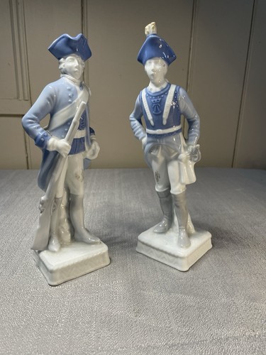 Two colonial soldier figurines - colonial,