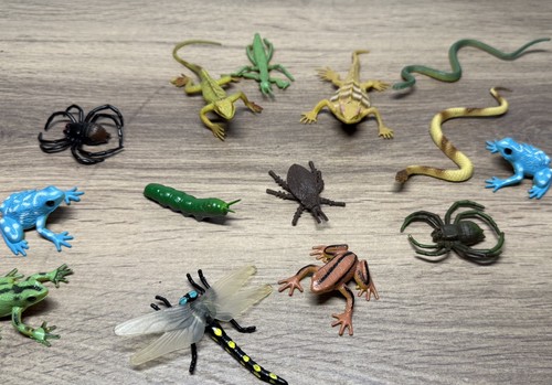 Plastic toy figures bundle - toy,